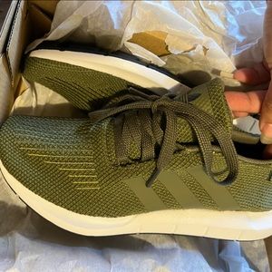Adidas swift run J, new in box, size 4Y